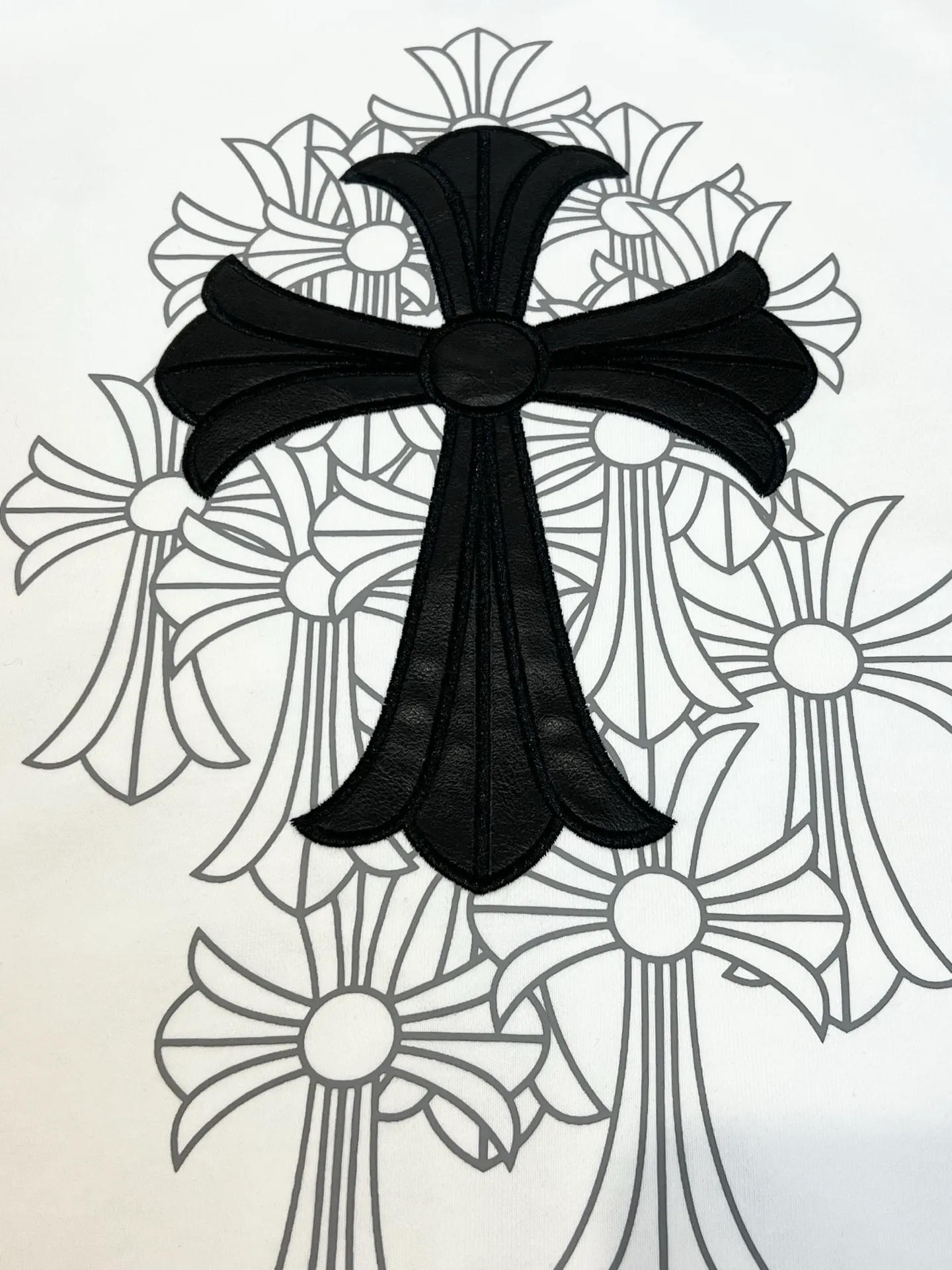 P360 Size: S/M/L/XL White/Black Unisex Chrome hearts ❤️Embroidered cross sweatshirt zipper jacket, comfortable and soft fabric, casual and comfortable to wear. The body is embellished with Sanskrit printing of the brand, which adds highlights to the solid color. The loose fit gives people a versatile feeling, and the upper body effect is also very strong. It is a super good-looking one. ⚠️Washing method: Please wrap pure cotton products in a laundry bag on the back for quick machine washing in cold water! ! Do not soak/wash in warm water!